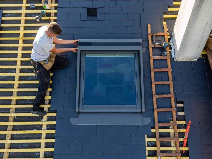 Pose de fenêtre de toit Velux La Riche